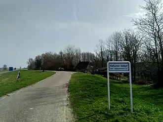 Plaatsnaambord bij Kollumeroudzijl aan de Wouddijk