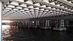 De onderkant van de stalen brug.