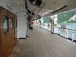 Het promenadedek van het cruiseschip de Westerdam