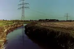 De Westeremdermaar vanaf het fietsbruggetje naar het noorden toe. De hoogspanningslijn is globaal de richting van de voormalige Fivel.