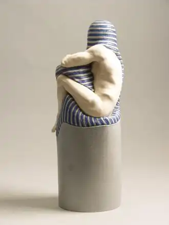 Beeld van een naakte zittende mannenfiguur op sokkel (1981)