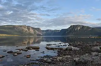 Western Brook Pond ligt in het zuidwesten van het schiereiland en maakt deel uit van het Nationaal Park Gros Morne