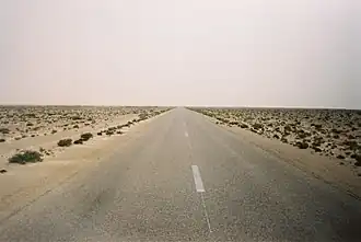 Een weg in de Westelijke Sahara (foto: jan 2007).