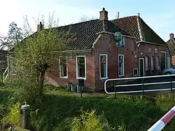 Café-woonhuis met aangebouwde schuur