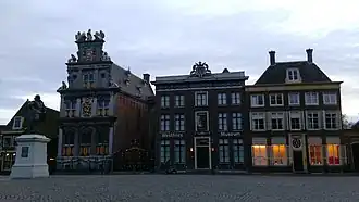 De gebouwen van het Westfries Museum: het Statencollege en Roode Steen 16, met rechts Roode Steen 15