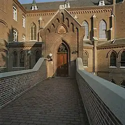 Entree bij novicenkapel