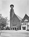 Westgevel van de kerk met toren in 1991