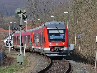 Trein verlaat de stopplats (2019)
