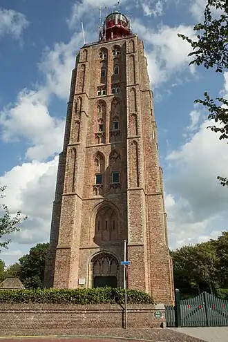Vuurtoren en toegang tot de begraafplaats
