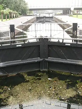 Heemstedebrug met de overspanning van de Westlandgracht, voorgrond Westlandgrachtschutsluis (2009)