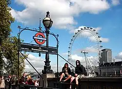 De ingang bij Victoria Embankment