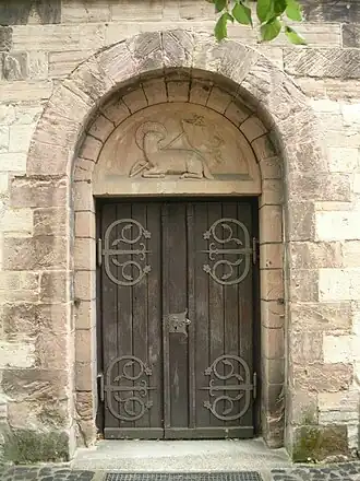 Het westelijk portaal met voorstelling van het Lam Gods.