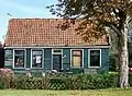 Houten huis met houten schuur