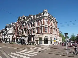 Weteringschans 77 (mei 2017), nr. 79 is het hoekpand, nr. 77 links daarvan