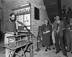 Rosenberg opent als wethouder de tentoonstelling over de Domtoren, Egmondkapel, Domtoren, Utrecht, 26 juni 1982. Midden: burgemeester Vos-van Gortel, naast haar minister Hans de Boer en rechts archivaris A. Graafhuis van Het Utrechts Archief.