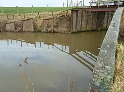 Vooraanzicht van de sluis voor de restauratie, vanaf het Reitdiep