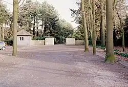 Dreef naar de begraafplaats (foto uit 2002)