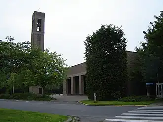 Kerktoren en zijkant van het kerkgebouw