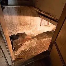 Voorraadruimte tussen voor- en achterkamer (deels onder de bedstede).