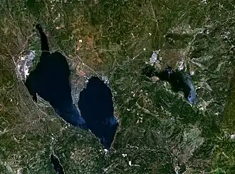 Satellietfoto van Lake Almador (links) en het Mountain Meadows Reservoir