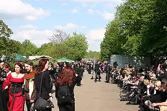 Bezoekers van het Wave-Gotik-Treffen in 2005, nabij de Agra-Hal