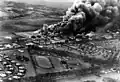 Japanse foto van brandende vliegtuigen en gebouwen tijdens de aanval op 7 december 1941