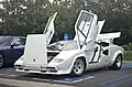 Een Countach LP 500 QuattroValvole met alle deuren en kleppen geopend.