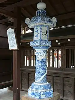 Porseleinen lantaarn bij de Matsubara-schrijn