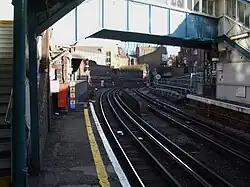 De middelste sporen onder de Victoriaanse loopbrug