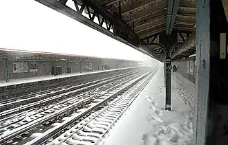 De twee perrons en de drie sporen, bedekt met sneeuw (2006)