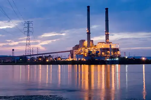 Elektriciteitscentrale Widows Creek in de avond.