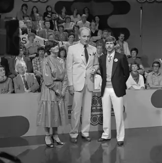 Fred Oster te midden van twee kandidaten in AVRO's Wiekentkwis