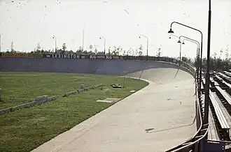 De wielerbaan voor de overkapping