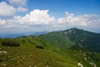 Zicht op de Veľký Kriváň vanuit de Malý Kriváň.