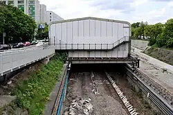 Het onderstation boven de tunnelbak op 10 mei 2016 tijdens de spoorvernieuwing.