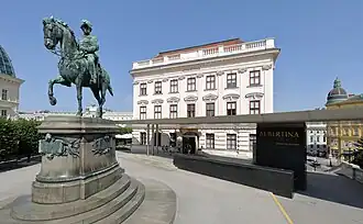 De façade van de Albertina (Palais Erzhertog Albrecht)