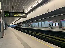 De sporen en perrons.