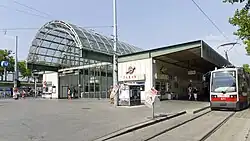 Het metrostationsgebouw uit 1990.