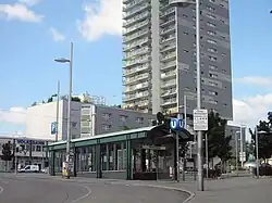De toegang bij de Kaiser-Ebersdorfer Straße.
