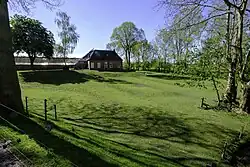 Een stuk voor het huis tegenover de begraafplaats is niet hersteld