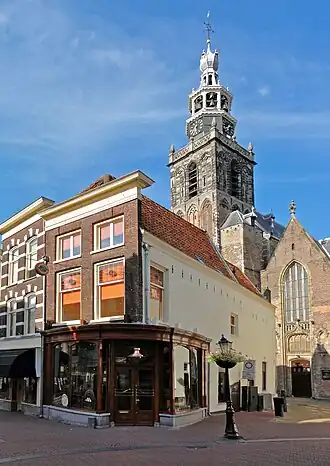 De Vier Heemskinderen, een hoekpand met hoog schilddak en voorgevel
