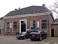 Voormalig R.K. Jongensschool met erfafscheiding (links)