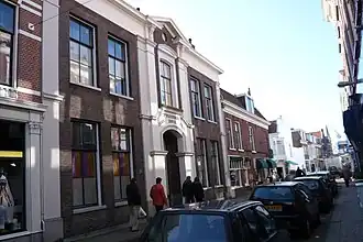 De entree van het Wijnbergshofje aan de Barrevoetestraat
