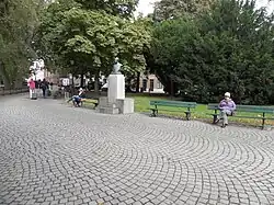 Zicht op het tweede deel van het Wijngaardplein, met borstbeeld van Maurits Sabbe, "de filosoof van het sashuis"