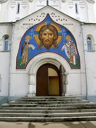 Boven de toegang tot de Nicolaaskerk zijn de beschilderingen opnieuw aangebracht