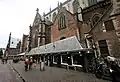 Lage huisjes tegen de Grote Kerk aan gebouwd