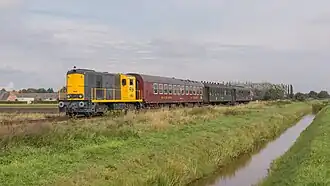 Loc 2454 op bezoek bij de STAR met SSN-rijtuigen, onderweg van Veendam naar Stadskanaal, nabij Wildervank; 17 september 2017.