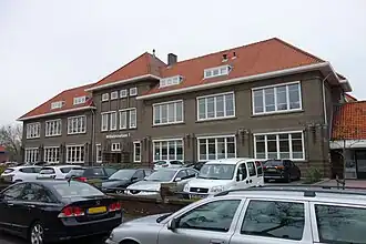 Tweelaags schoolgebouw in zakelijk-expressionistische stijl[1]