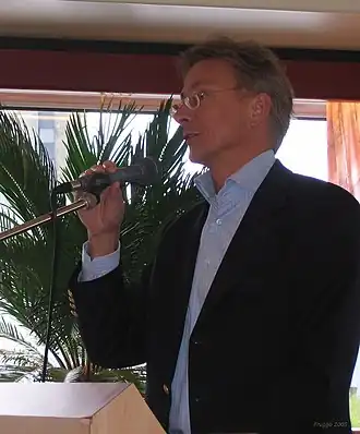 Willem Smink tijdens de opening van een nieuwbouwproject in Groningen, 17 mei 2005