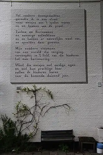 Het muurgedicht Spelende meisjes in Leiden